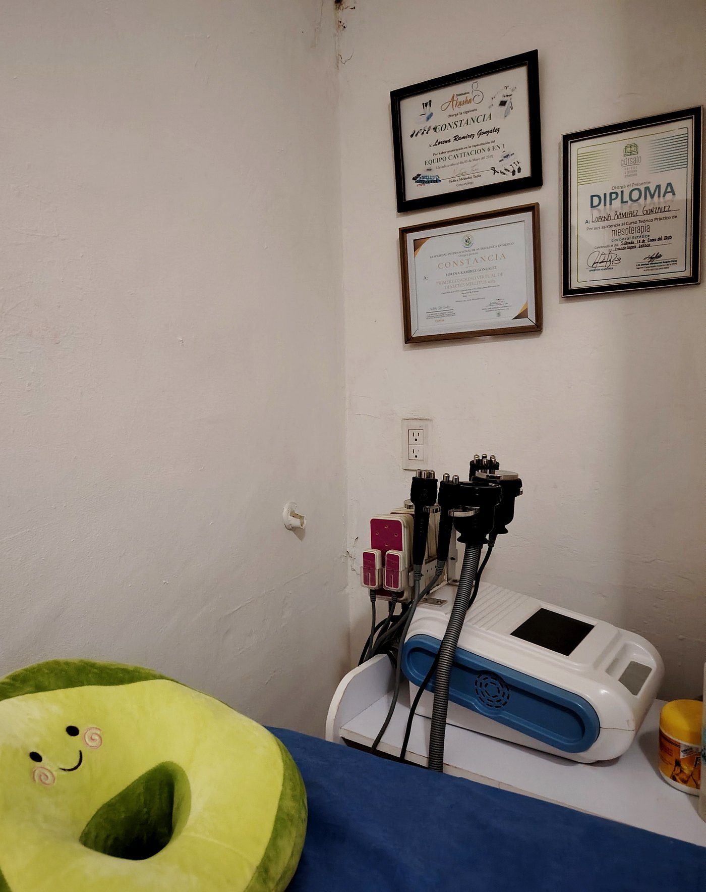 Cabina de aparatología y certificados profesionales de Lorena Ramírez