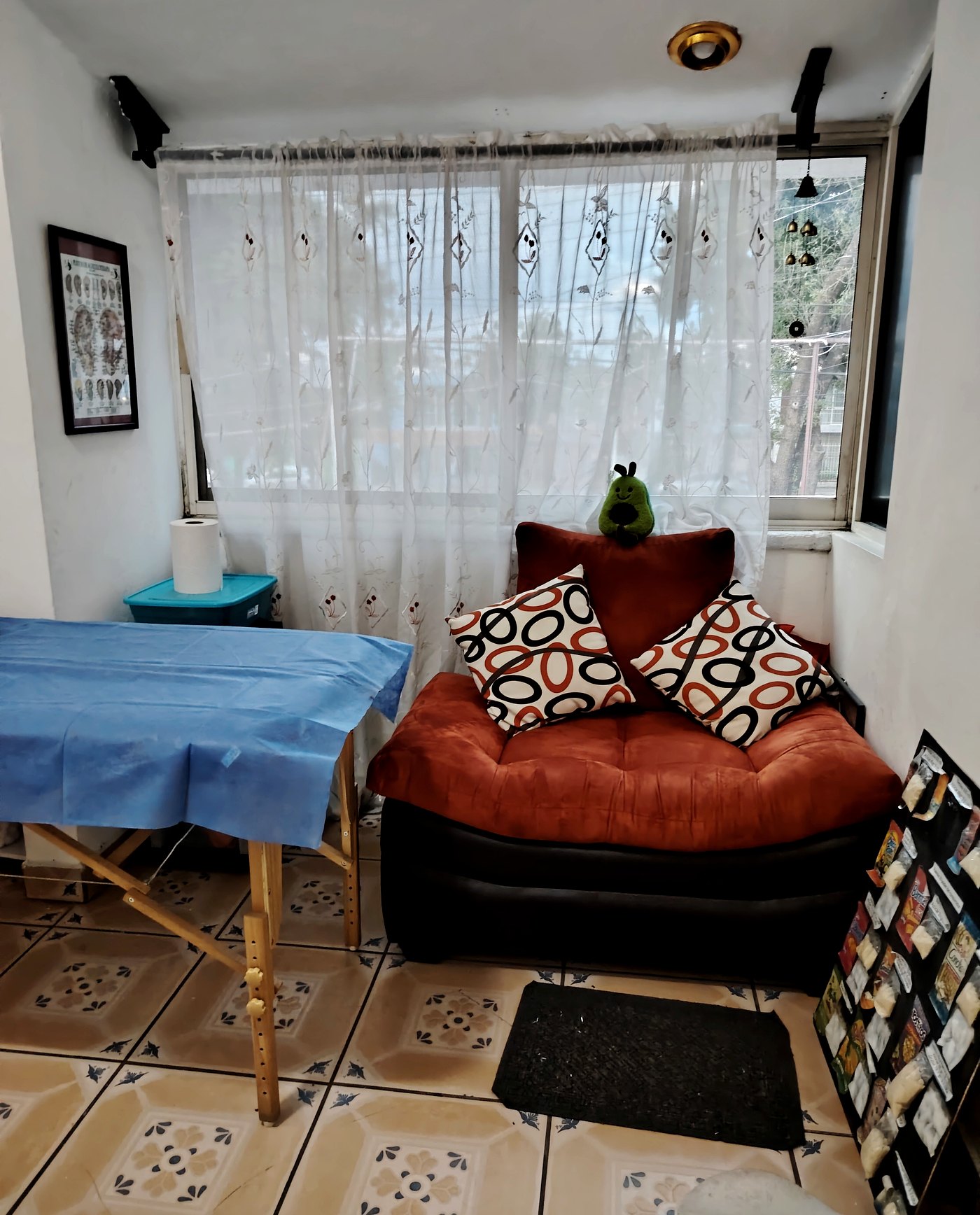 Sala de atención y camilla en Clínica Fit & Slim Zapopan